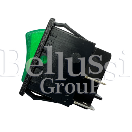 Četros savienotājos iedegas zaļš slēdzis