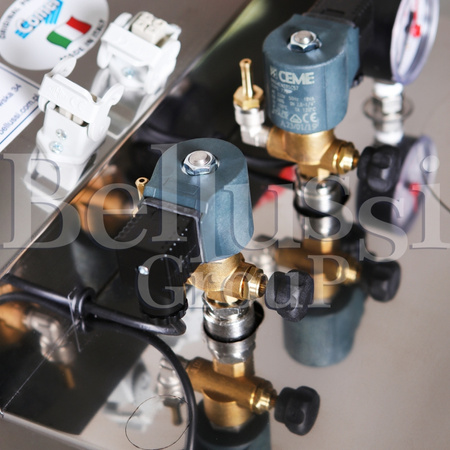 Strijktafel Comel FR/F/PV met stomen, afzuiging en verwarmd werkblad